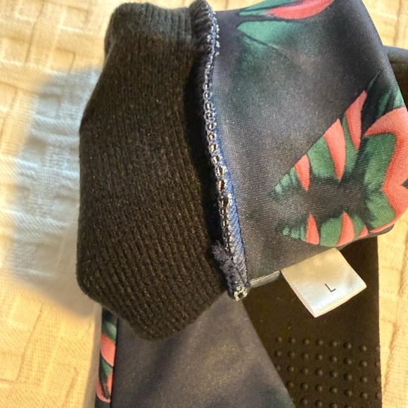 Burton womens Multicolor Floral winter Gloves NWOT.  Brand new - Picture 7 of 9